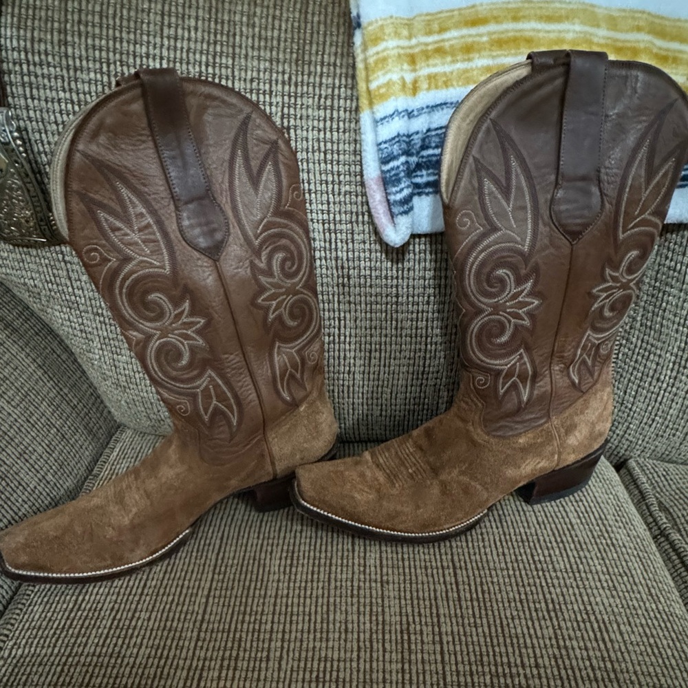 Leddys- vaquero style #3386-RO .  Rough out . Cutter toe . Cowboy heel .
